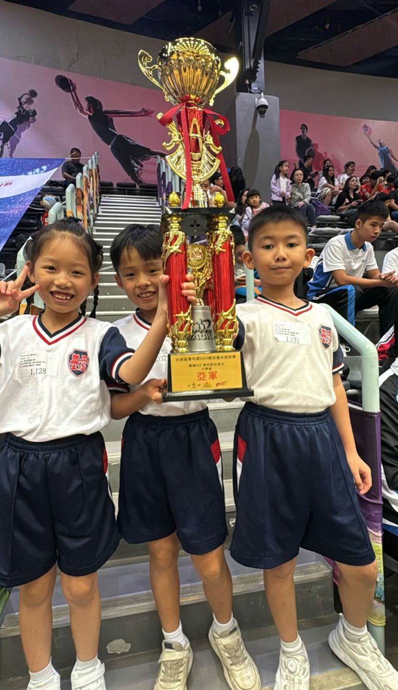 學校的疊杯隊隊員於比賽獲獎源於他們「求進步」的態度。（作者提供）