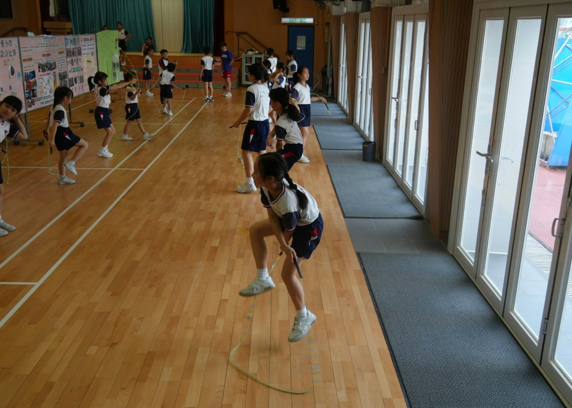花式跳繩需要的空間少、用具少，所以學校特意挑選給學生參加。（作者提供）
